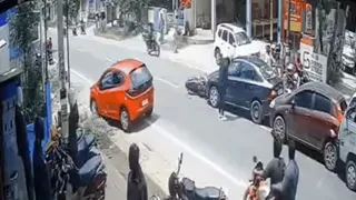 Viral Video: Multiple Cars Try To Take Over Bus, Only To End Up Crashing With Each Other | Netizens Call It ‘Befitting’